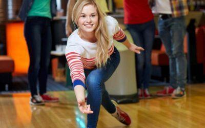 concepto-gente-ocio-deporte-entretenimiento-mujer-joven-feliz-lanzando-pelota-club-bolos-min