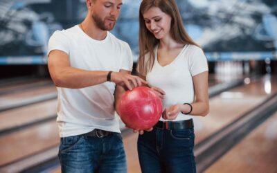 sujetelo-manera-hombre-ensenando-nina-sostener-pelota-jugar-bolos-club-min